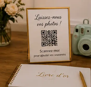Cadre doré avec QR code posé à côté d'un livre d'or de mariage