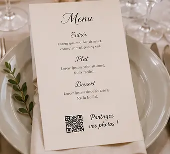 Menu de mariage posé dans une assiette, avec un QR code imprimé en bas