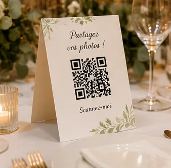 Chevalet avec QR code posé sur une table de mariage dressée